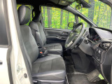 運転席まわりには十分なスペースがあり、大柄な方でもゆったり運転していただける環境です。