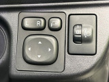【電動格納ミラー】サイドミラーは電動格納式となっており、狭い駐車場でもキズがつくリスクを抑えられます。