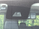【三菱e-Assist】走行中に前方の車両等を認識し、衝突しそうな時は警報とブレーキで衝突回避と被害軽減をアシスト。より安全にドライブをお楽しみいただけます。