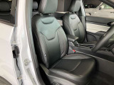 運転席側はシートメモリー機能付きの8ウェイパワーシートです。