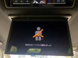 【リヤエンターテインメントシステム】後席にお座りの方も大満足の、人気メーカーオプションを装備。専用の音響システムと、大画面のモニターで移動中もDVD等をお楽しみいただけます。