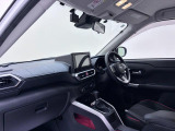 ダイハツのお店では、ダイハツ車を知り尽くしたプロフェッショナルが、専用の診断機器を使って各システムを点検しております。