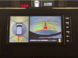 真上から見下ろしたような視点で車とその周囲を確認出来る画面と、車両後方を映し出すバックモニター画面の2つを表示してくれます。