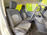 運転席まわりには十分なスペースがあり、大柄な方でもゆったり運転していただける環境です。