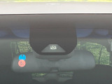 【ホンダセンシング】走行中に前方の車両等を認識し、衝突しそうな時は警報とブレーキで衝突回避と被害軽減をアシスト。より安全にドライブをお楽しみいただけます。