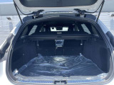 【トランク】乗車人数や荷物の形・大きさなどに合わせて様々なアレンジが可能な分割可倒式シート。バックレストを前方に倒すことで、トランクスペースを拡大することができます。