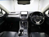上質で落ち着いた印象のインパネ。視界も広々で運転しやすいです。