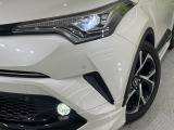 【LEDヘッドライト】悪天候や夜間走行時も良好な視界を確保し安心して運転できる高輝度LEDヘッドライトを装備!点灯速度が早く、消費電力も抑えられています。
