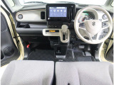 ナチュラルカラーと丸みのあるデザインと大きな窓の開放感が、居心地のいい運転空間を実現します。