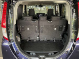 トランク収納スペースをご確認ください。荷物の積み下ろしがしやすい広さを確保しており、日常使いからレジャーまで幅広く活用できます。