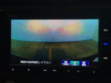 【バックカメラ】運転が苦手な方も車庫入れラクラクです!ギアをリバースに入れれば自動的に切り換わりますので、面倒な操作は不要です♪狭い駐車場もお車を傷つけず安心ですね!