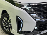 【LEDヘッドライト】悪天候や夜間走行時も良好な視界を確保し安心して運転できる高輝度LEDヘッドライトを装備!点灯速度が早く、消費電力も抑えられています。