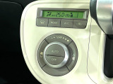【オートエアコン】一度お好みの温度に設定すれば、車内の温度を検知し風量や温度を自動で調整。暑い&hellip;寒い&hellip;と何度もスイッチ操作をする必要はありません。快適な車内空間には必須の機能ですね♪