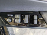 パワーウィンドウのスイッチですよ。 運転席に居ながら窓を開け閉めのコントロールできますよ。 ロック機能で、子供がイタズラして窓を開けるという事も無くなりますよ。