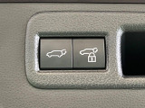 【パワーバックドア】スマートキーや運転席のボタンを押すだけでリアゲートが自動で開閉します!荷物を持っている時や、高い位置にあるバックドアを閉める際に便利な機能です♪