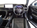 革巻きステアリングで快適な操作性の運転席です。