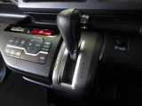 インパネシフトだから視線の移動も少なく足元もスッキリ。運転席もゆったりしているのでゆとりを持ってドライブできますね。