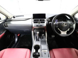 上質で落ち着いた印象のインパネ。視界も広々で運転しやすいです。