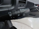 スイッチをオートに設定しておけば、車外の明るさに応じて自動的にヘッドランプを点灯・消灯します。夕暮れ時やトンネルの続く山道などを走行する時に便利なコンライトを装備しています。