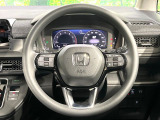 インテリアに合わせたデザインのステアリングは、運転される方のことも考え、運転しやすい形状、大きさです。是非一度、実際に触ってお確かめください。