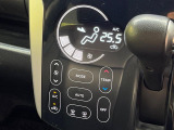 【オートエアコン】一度お好みの温度に設定すれば、車内の温度を検知し風量や温度を自動で調整。暑い&hellip;寒い&hellip;と何度もスイッチ操作をする必要はありません。快適な車内空間には必須の機能ですね♪
