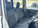 【フロントシート】高めのヒップポイントで見晴らしが良く、運転もしやすいですよ◎運転席アームレストがついているので長距離運転時の疲労軽減になりますよ◎