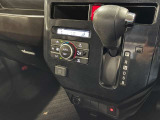 中古車選びで意外と見落としがちなポイントが、シフトレバー周辺の状態です。今回掲載している画像では、操作部分の使用感をはじめ、パネルの傷や擦れ、ボタン類の動作跡など、確認していただけます。