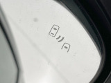 【ブラインドスポットモニター】走行中、ドアミラーの死角になりやすい箇所に後続車が接近するとサイドミラーのレンズに警告を表示!ドライバーに注意喚起をしてくれます。