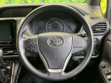 インテリアに合わせたデザインのステアリングは、運転される方のことも考え、運転しやすい形状、大きさです。是非一度、実際に触ってお確かめください。