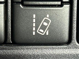 【レーンディパーチャーアラート(LDA)】クルマが車線または走路から逸脱する可能性がある場合に、ブザーまたはハンドルの振動により注意をうながします。機能には限界があるためご注意ください。