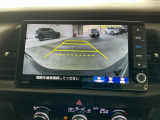 【バックカメラ】運転が苦手な方も車庫入れラクラクです!ギアをリバースに入れれば自動的に切り換わりますので、面倒な操作は不要です♪狭い駐車場もお車を傷つけず安心ですね!