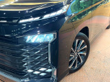 【LEDヘッドライト】悪天候や夜間走行時も良好な視界を確保し安心して運転できる高輝度LEDヘッドライトを装備!点灯速度が早く、消費電力も抑えられています。