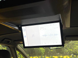 【14型有機ELフリップダウン】三列目からでも迫力のエンタメが観れる大画面フリップダウン。有機ELのモニターでは、一般的なフリップダウンよりも高コントラストでキレイな映像を楽しめます。