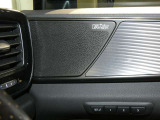 【マークレビンソン】高級オーディオブランドである『Mark Levinson』のスピーカーを搭載しております。レクサスの静粛性に合わせチューニングを施すことで、臨場感のある音質を実現しております。