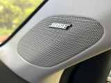 【BOSEサウンドシステム】メーカーオプションの高品位サウンドシステムを搭載。専用のチューニングが施された大小様々なスピーカーから良質なサウンドが奏でられ、臨場感あふれる音響空間を演出します。