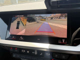 ●サラウンドビューカメラ『車両の4つのカメラから得た映像を合成し、上空から眺めているような映像をモニターに映し出します。車両周辺の歩行者や障害物などの発見に役立ちます。』