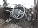運転席周りのレイアウトをご覧ください。ナビゲーションが綺麗に装着されスッキリ収まってますね!操作スイッチも手が届きやすくわかりやすいです!