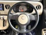インテリアに合わせたデザインのステアリングは、運転される方のことも考え、運転しやすい形状、大きさです。是非一度、実際に触ってお確かめください。