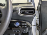スマートキーを携帯していればキーを取り出さずにドアを施錠&解錠。クルマの始動も可能です。
