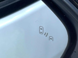 【ブラインドスポットモニター】走行中、ドアミラーの死角になりやすい箇所に後続車が接近するとサイドミラーのレンズに警告を表示!ドライバーに注意喚起をしてくれます。