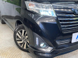 【LEDヘッドライト】悪天候や夜間走行時も良好な視界を確保し安心して運転できる高輝度LEDヘッドライトを装備!点灯速度が早く、消費電力も抑えられています。