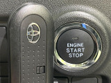 【スマートキー】カバンやポケットに入れたままでもドアの施錠・解錠が可能なスマートキーを装備。エンジンのオン・オフ時もカギを取り出す必要が無いからとっても便利です♪