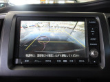 バックカメラの画像です。ガイドラインがスムースな車庫入れをサポートいたします。車庫入れの安心感がアップしますね。