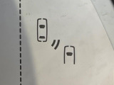 【ブラインドスポットモニター】走行中、ドアミラーの死角になりやすい箇所に後続車が接近するとサイドミラーのレンズに警告を表示!ドライバーに注意喚起をしてくれます。