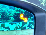 【ブラインドスポットモニタリング】走行中、ドアミラーの死角になりやすい箇所に後続車が接近するとサイドミラー付近に警告を表示、ドライバーに注意喚起をしてくれます。