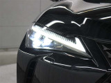LEDヘッドランプにはアダプティブハイビームシステム「AHS」を採用。光検出カメラで車両検出をし、先行車や対向車に直接ハイビームを当てないように部分遮光します。