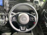インテリアに合わせたデザインのステアリングは、運転される方のことも考え、運転しやすい形状、大きさです。是非一度、実際に触ってお確かめください。