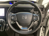 ハンドルにHondaセンシング系のクルーズコントロールやレーンキープアシストなどのスイッチと、オーディオの操作スイッチが装備されています。ハンドルから手を離さず安全に操作できます。