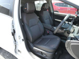 高級感のある上質なシートです。運転席はパワーシートになります。前席にはシートヒーターが付いています。