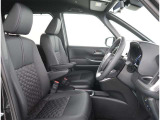 【フロントシート】アームレストが付いており、ゆったりとした姿勢で運転できますね。